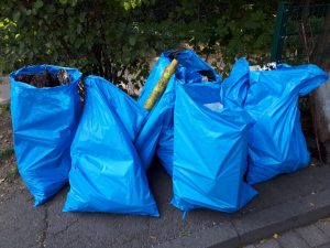 Die vollen blauen Müllsäcke mit dem gesammelten Müll