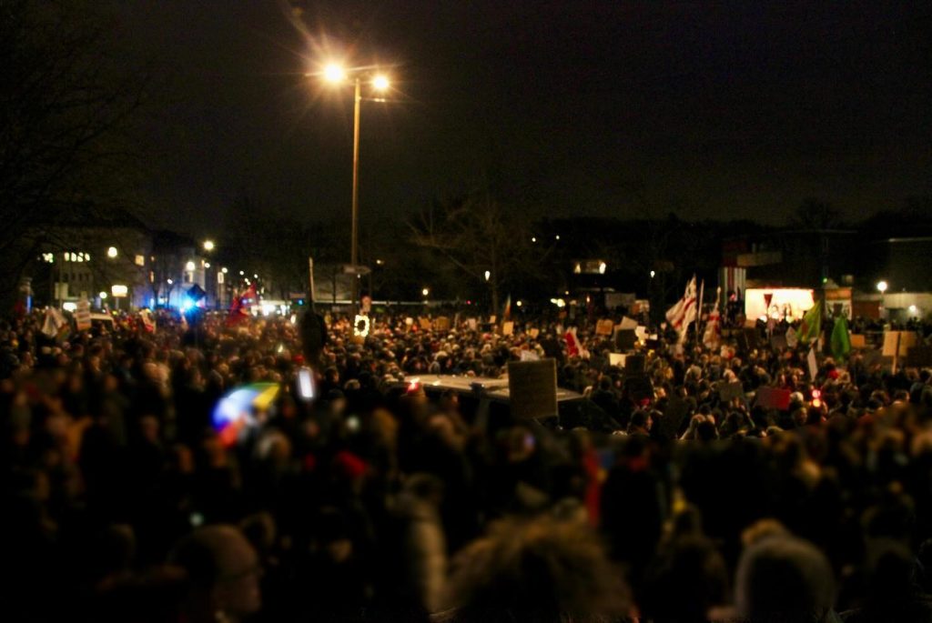 Menschen auf der Kundgebung „Laut gegen Rechts“ am 24. Januar 2024 vor dem Saalbau in Witten